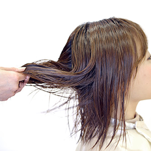 髪のべたつきと臭いの原因を排除し快適な頭皮を作るヘアケア講座